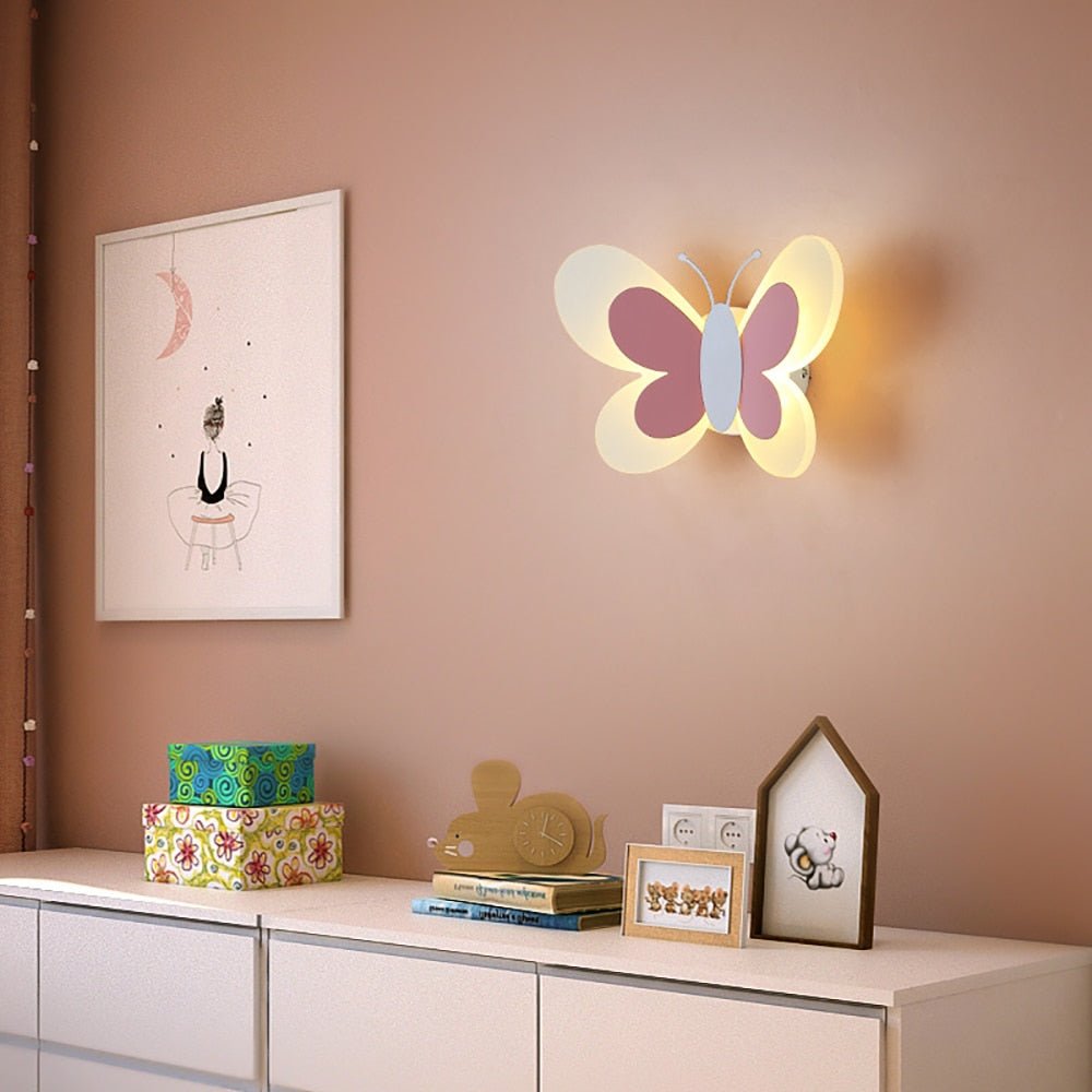 Fluttera - LED-seinävalaisin perhoskuviolla