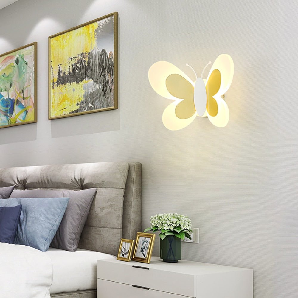 Fluttera - LED-seinävalaisin perhoskuviolla