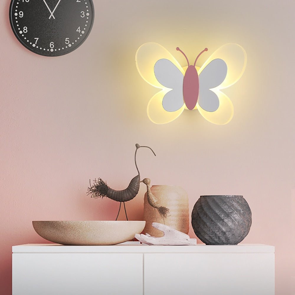 Fluttera - LED-seinävalaisin perhoskuviolla