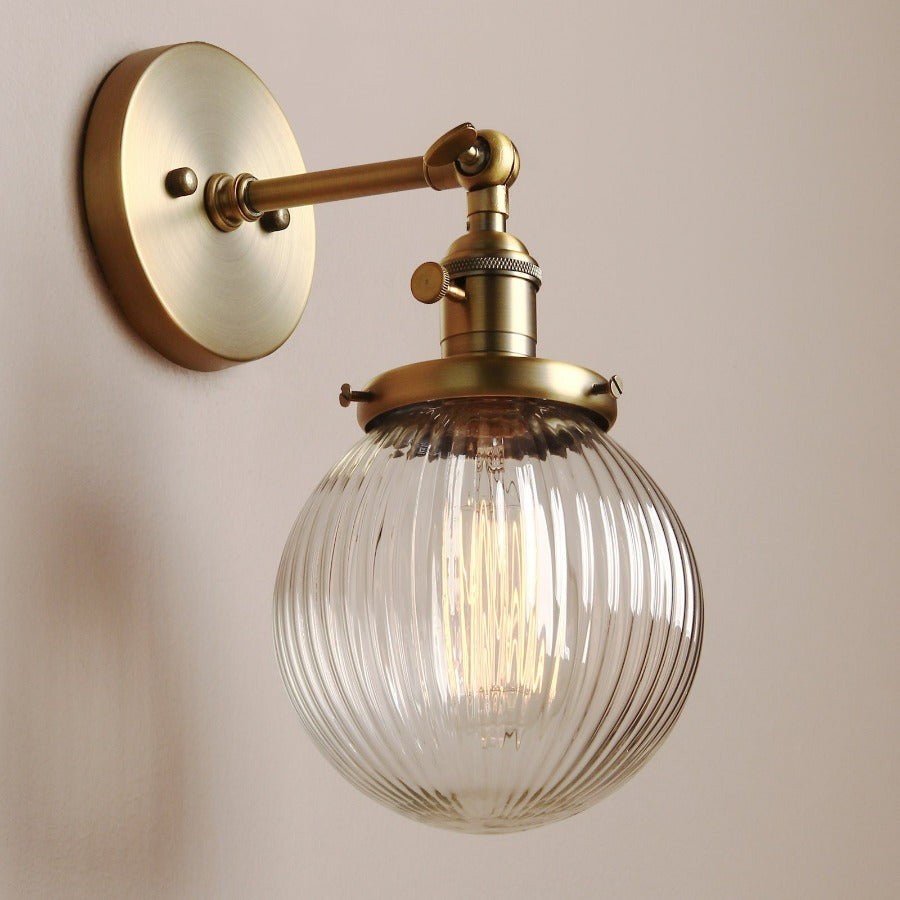 Vegglampe med teksturert glasskuppel