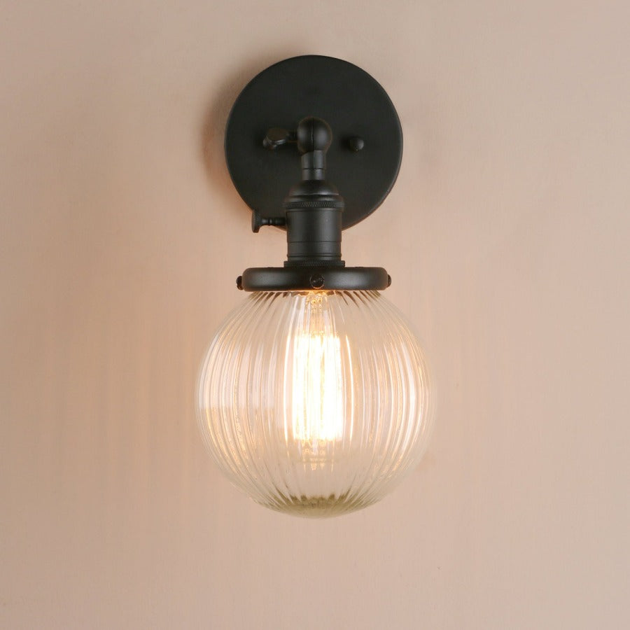 Vegglampe med teksturert glasskuppel