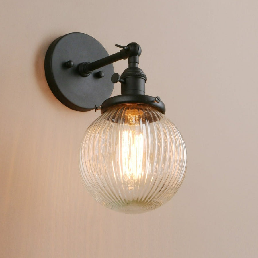 Vegglampe med teksturert glasskuppel