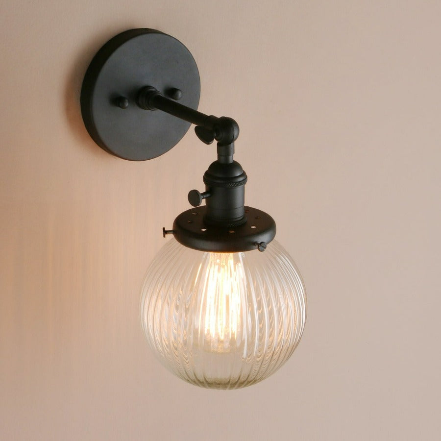 Vegglampe med teksturert glasskuppel