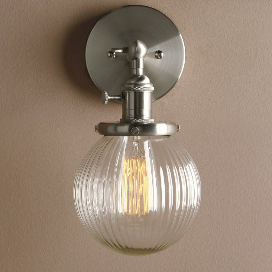 Vegglampe med teksturert glasskuppel