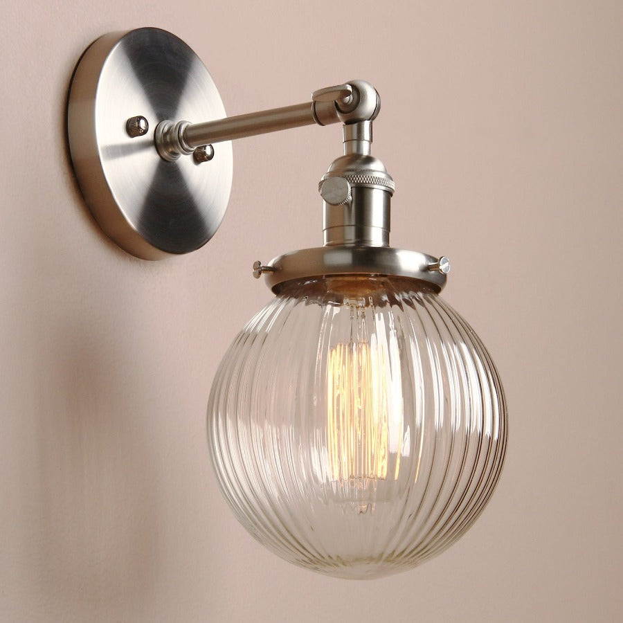Vegglampe med teksturert glasskuppel