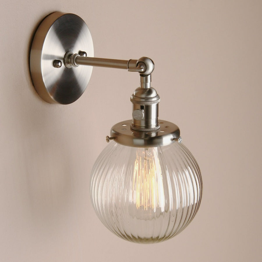 Vegglampe med teksturert glasskuppel