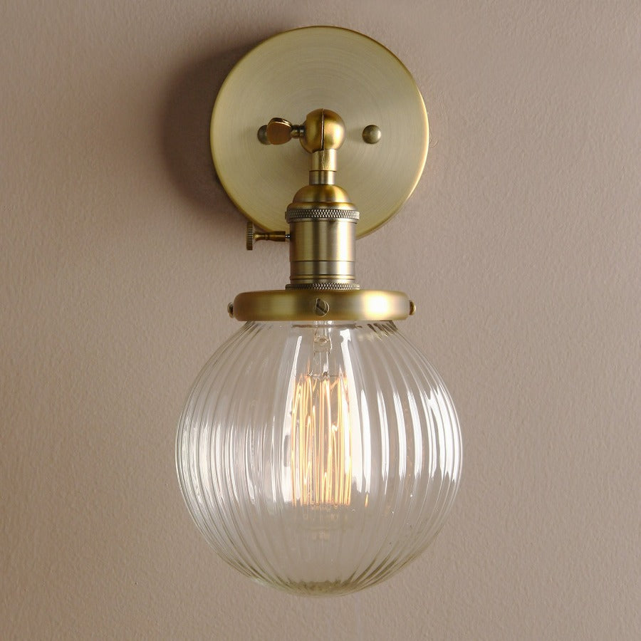 Vegglampe med teksturert glasskuppel