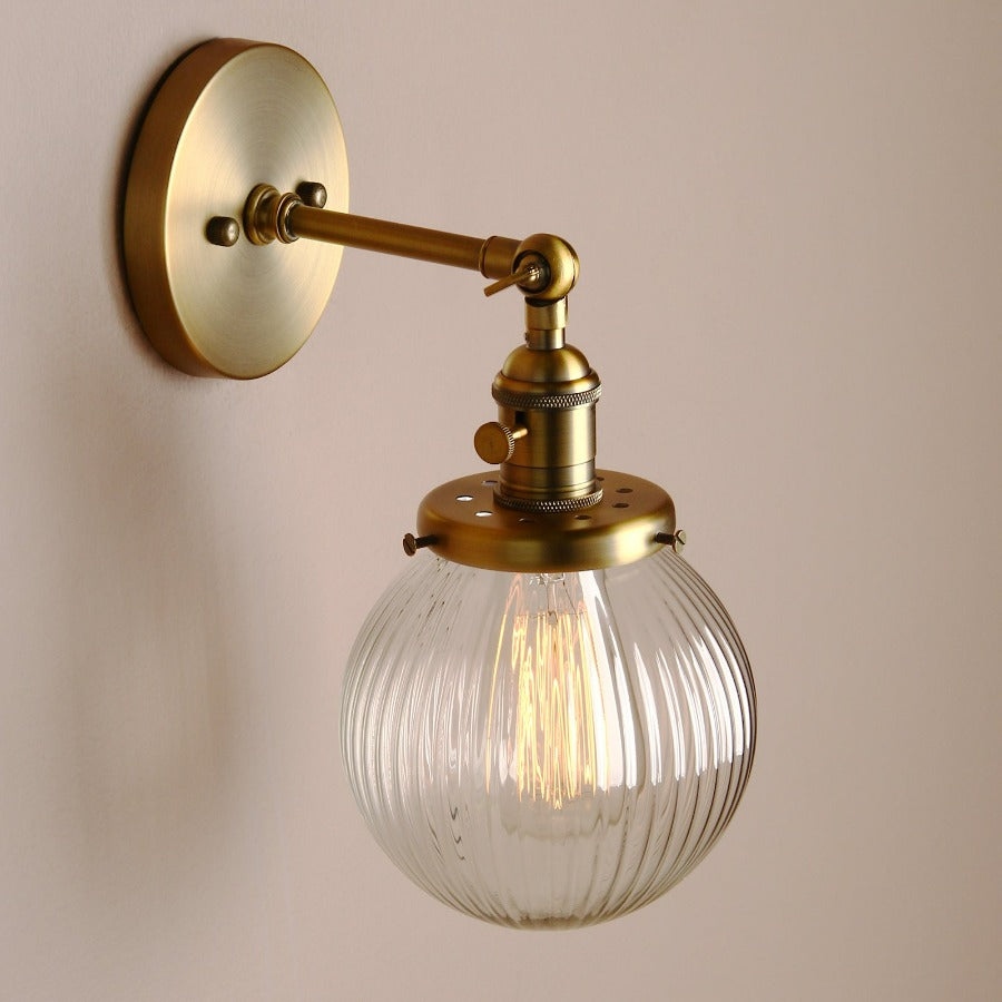 Vegglampe med teksturert glasskuppel