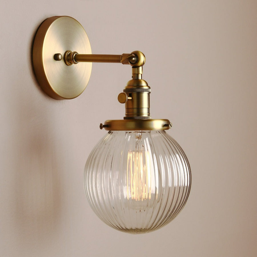 Vegglampe med teksturert glasskuppel