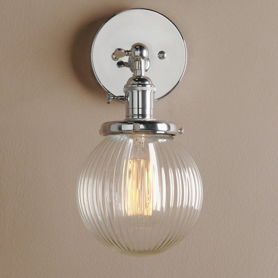 Vegglampe med teksturert glasskuppel