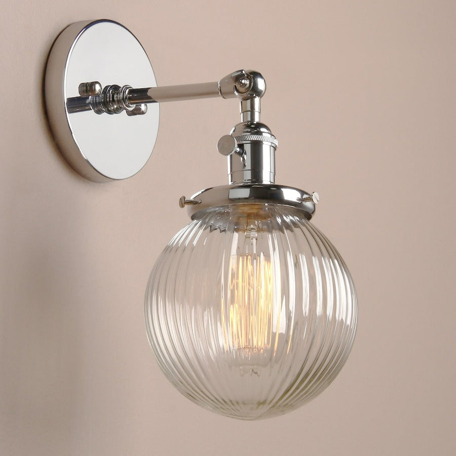 Vegglampe med teksturert glasskuppel